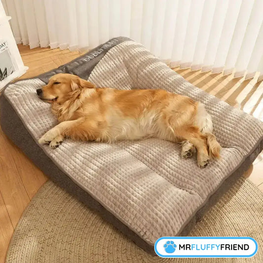 Ein Golden Retriever döst auf einem weichen, beruhigenden Hundekissen in einem gemütlichen Raum mit sanfter Beleuchtung