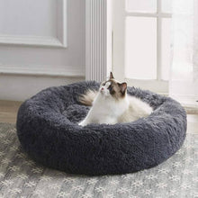 Lade das Bild in den Galerie-Viewer, Flauschige weiße Katze, die sich bequem in einem weichen, dunkelgrauen, runden Haustierbett bei einem hellen Fenster lümmelt
