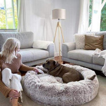 Lade das Bild in den Galerie-Viewer, Hund entspannt auf einem flauschigen, hellgrauen Hundebett.
